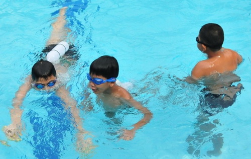 Đi bơi cần tuân thủ những nguyên tắc an toàn để tránh lây bệnh cho mình hoặc cho người khác.