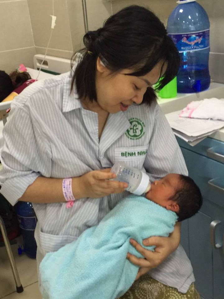 Mẹ con chị Thủy tại Bệnh viện Bạch Mai