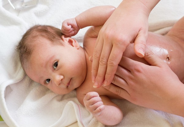 Khi trẻ sơ sinh bị ợ chua cách điều trị như thế nào?