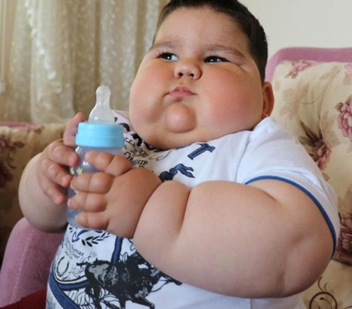 Bé trai 1 tuổi rưỡi nặng 32kg ngốn hơn 1 tỷ đồng tiền thuốc mỗi tháng