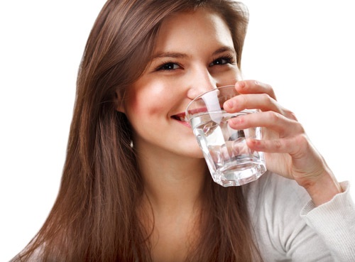 Uống nhiều nước để làm căng da mặt